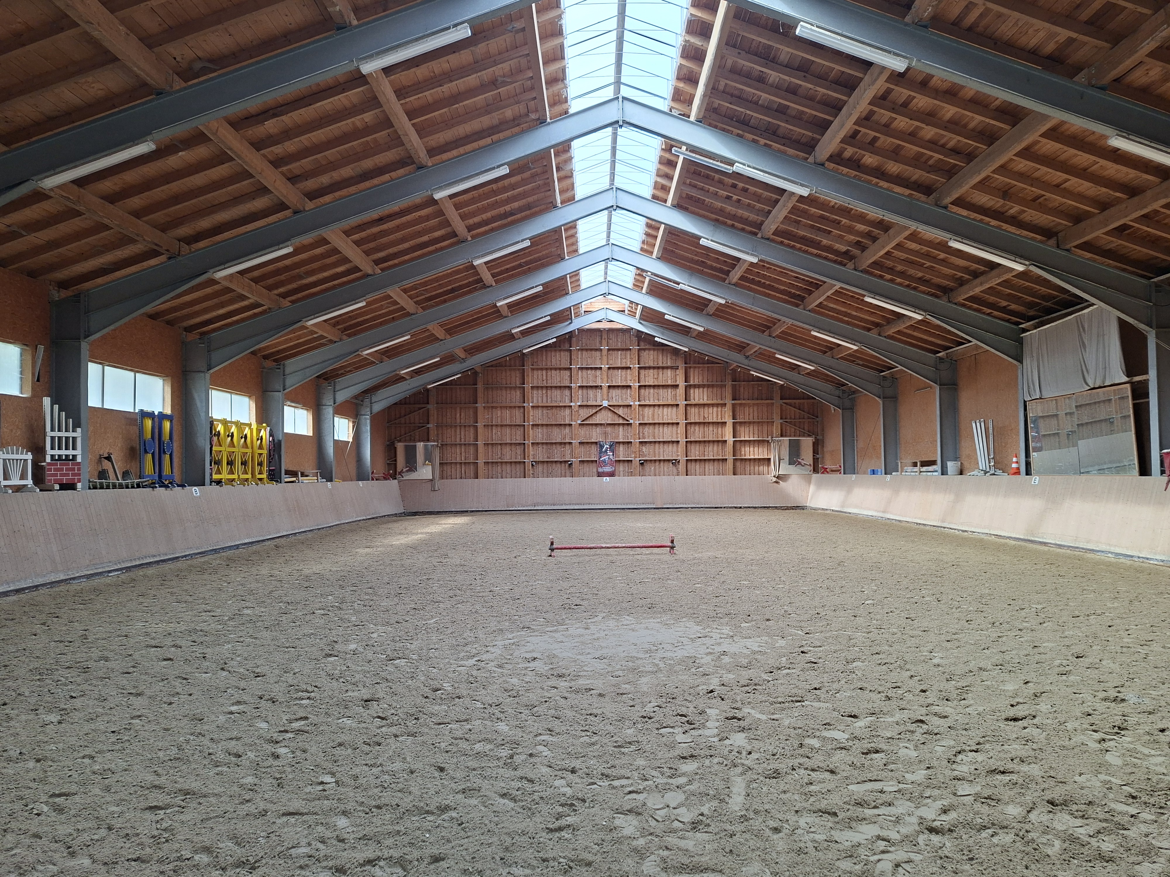 Reithalle des Grauburger Hofs mit Ebbe-Flut-Boden